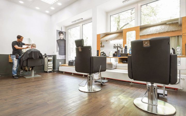 Haidhausen: ein Friseur bei der Arbeit am hinteren Platz.