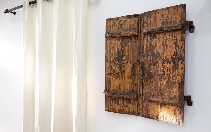 Ismaning: ein alter Holzfensterladen neben dem Vorhang.