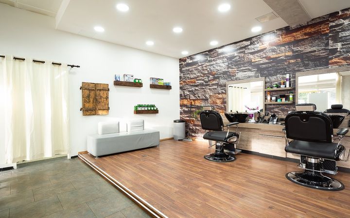 Ismaning: weißes Sofa zum Warten, Vorhang und Holzladen an der Wand.
